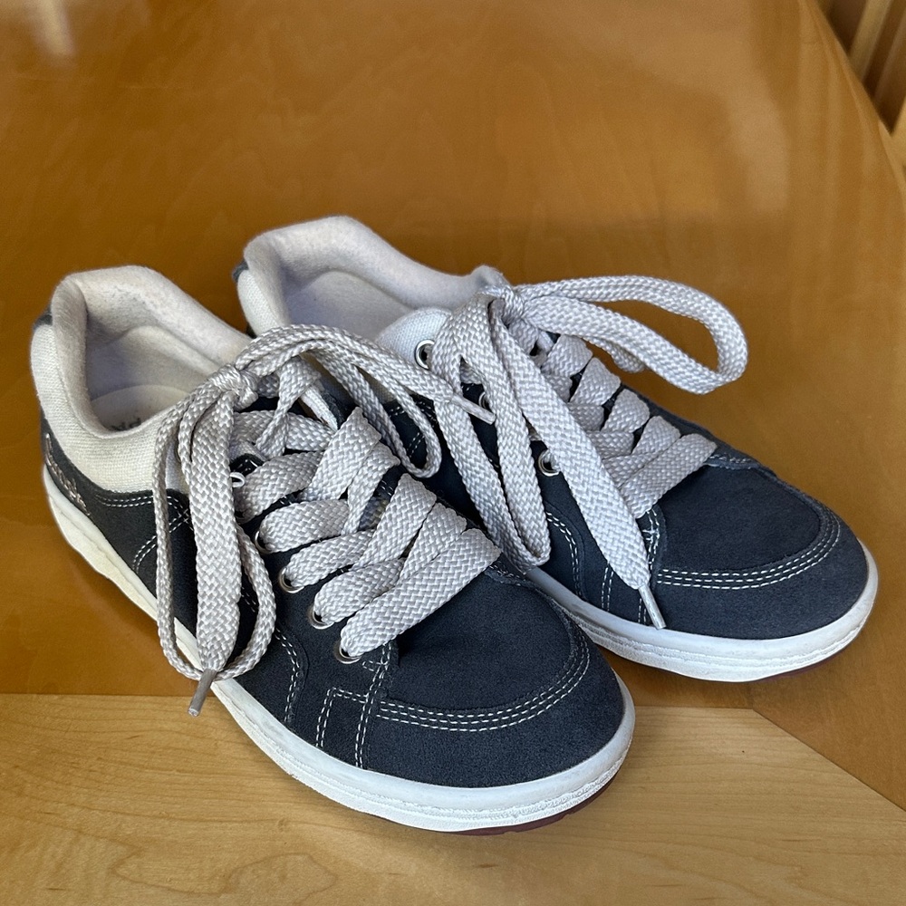Simple UNISEX Sneakers - Gray and White
